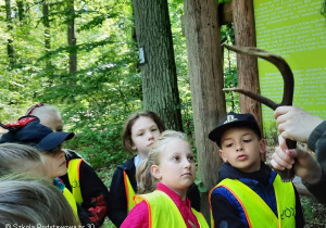 Uczniowie kl.2b na spacerze w Lesie Łagiewnickim.